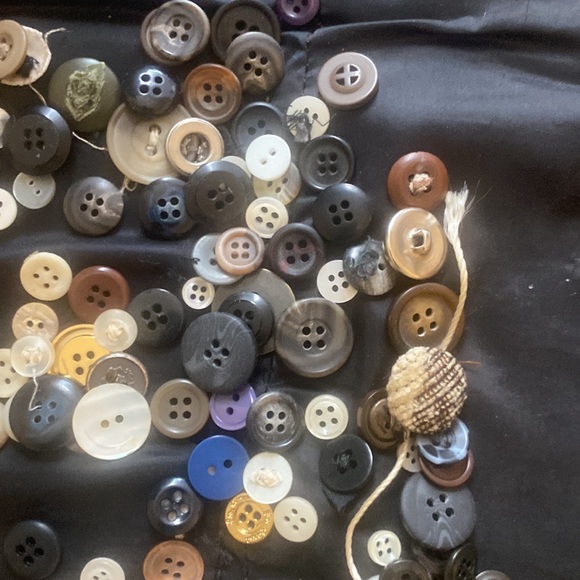 Over 100 buttons - Picture 4 of 5